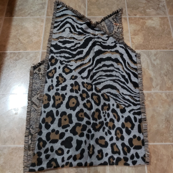 NWOT Scarf multi-print - Picture 2 of 6